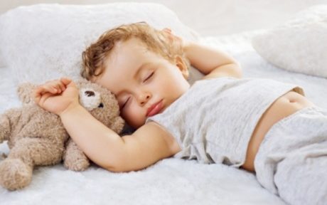 Klimatyzacja i śpiące dziecko z misiem
