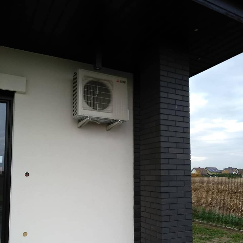 Montaż klimatyzacji Jednostka zewnętrzna klimatyzacji na tarasie Jelcz-laskowice